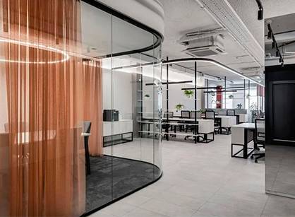 能满足功能需求且明亮的办公室装修设计空间是如何打造的——俄罗斯科技公司