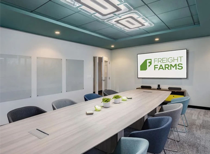 创建全球基础设施的办公室装修设计空间是如何打造的——Freight Farms